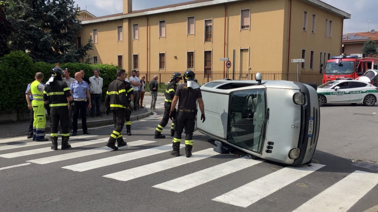 Auto ribaltata all’incrocio, due bambini soccorsi  FOTO