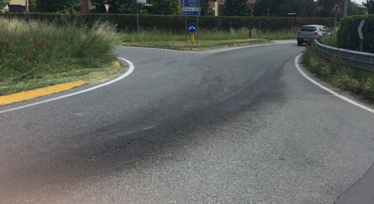 Scivola su una macchia di gasolio, motociclista in ospedale