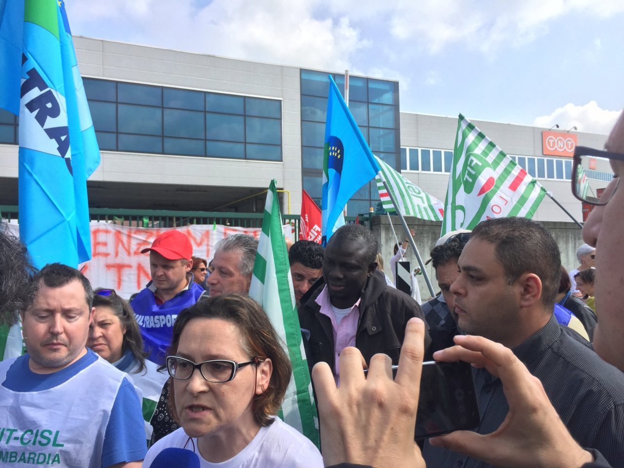 Sciopero alla Tnt di Peschiera Borromeo contro i tagli al personale