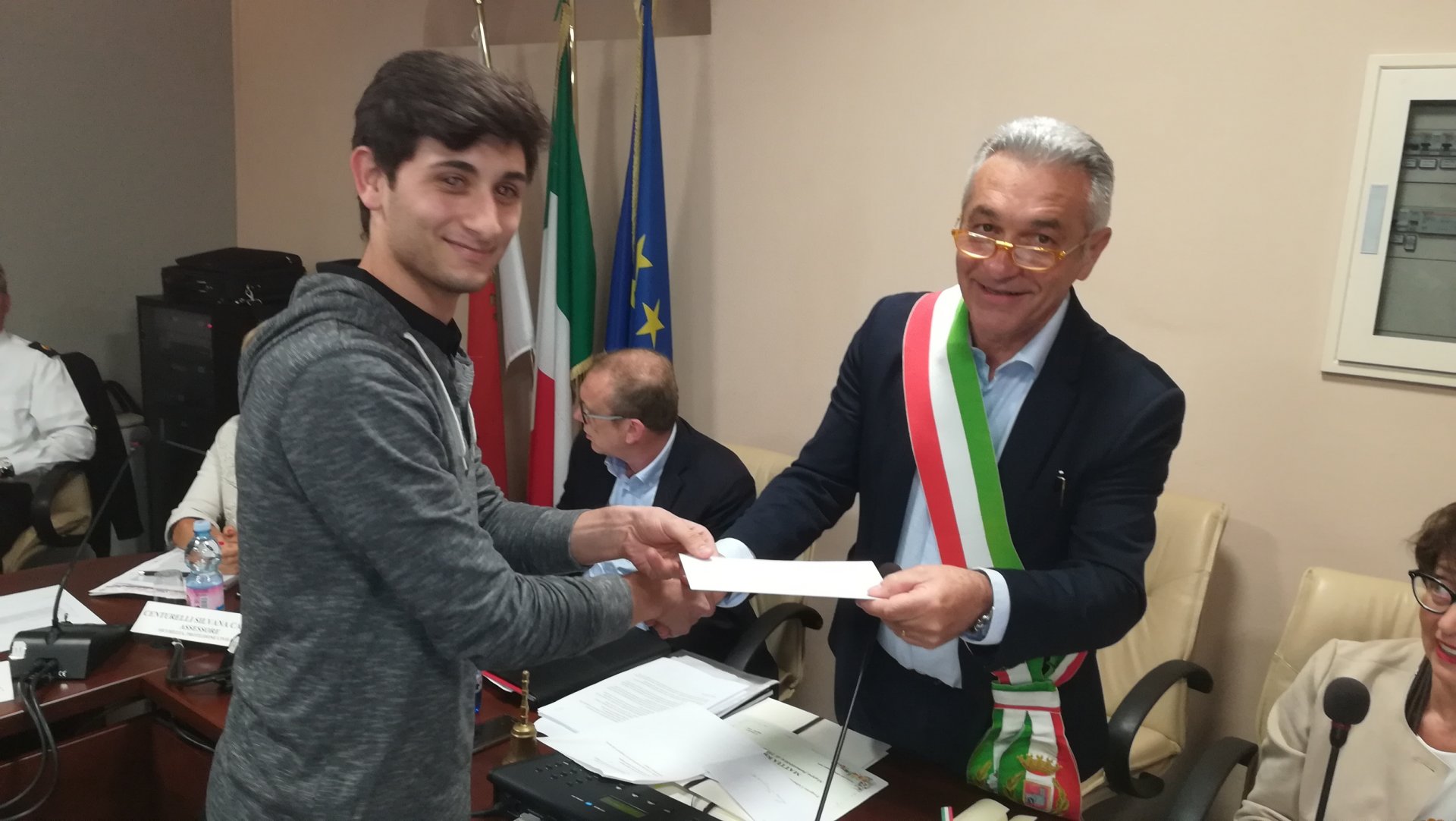 Mattia Rizza 5M Istituto Nizzola di Trezzo premiato dal sindaco Danilo Villa