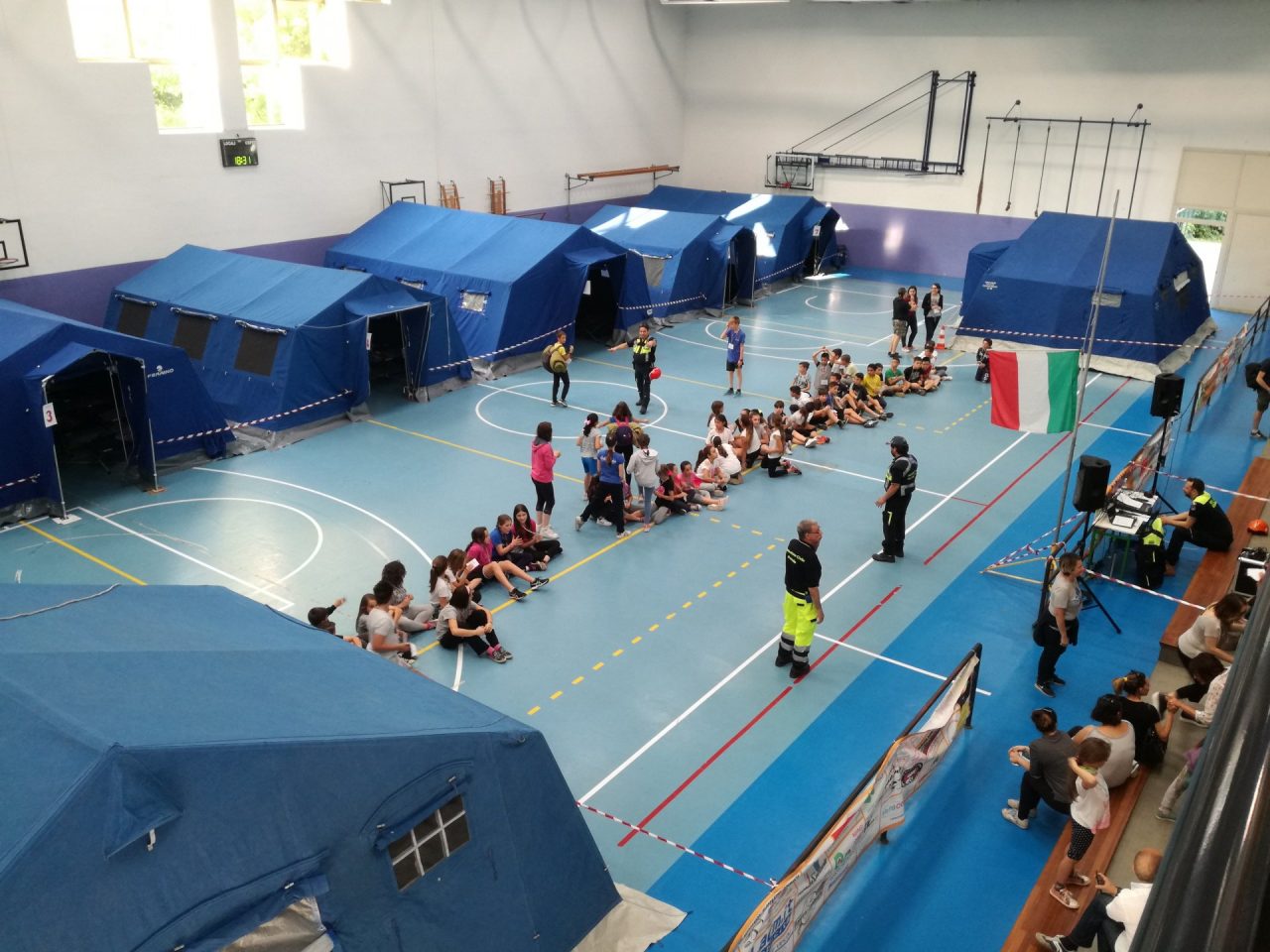 La protezione civile di Bussero ha organizzato l'iniziative per le quinte elementari in campo per una notte
