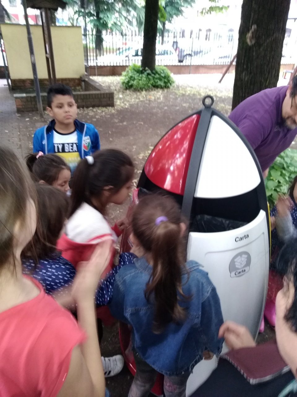 Nuovi cestini per la differenziata in strada inaugurati dai bambini