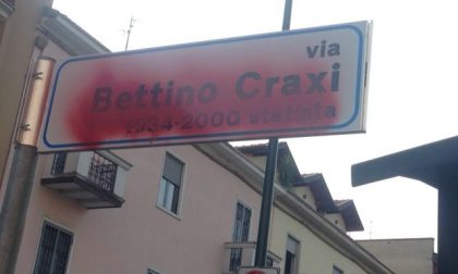 Sfregiata la targa di via Craxi: terza volta in pochi mesi