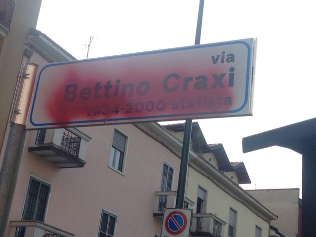 Sfregiata la targa di via Craxi: terza volta in pochi mesi