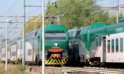Minaccia il suicidio sui binari, circolazione dei treni bloccata