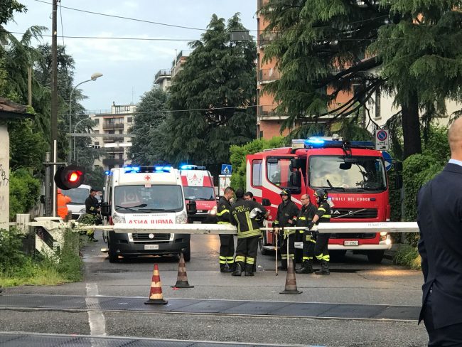 Monza: travolto dal treno al passaggio a livello