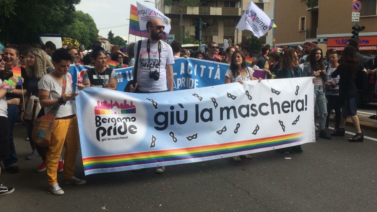 Bergamo pride, un corteo festoso per la città I VIDEO