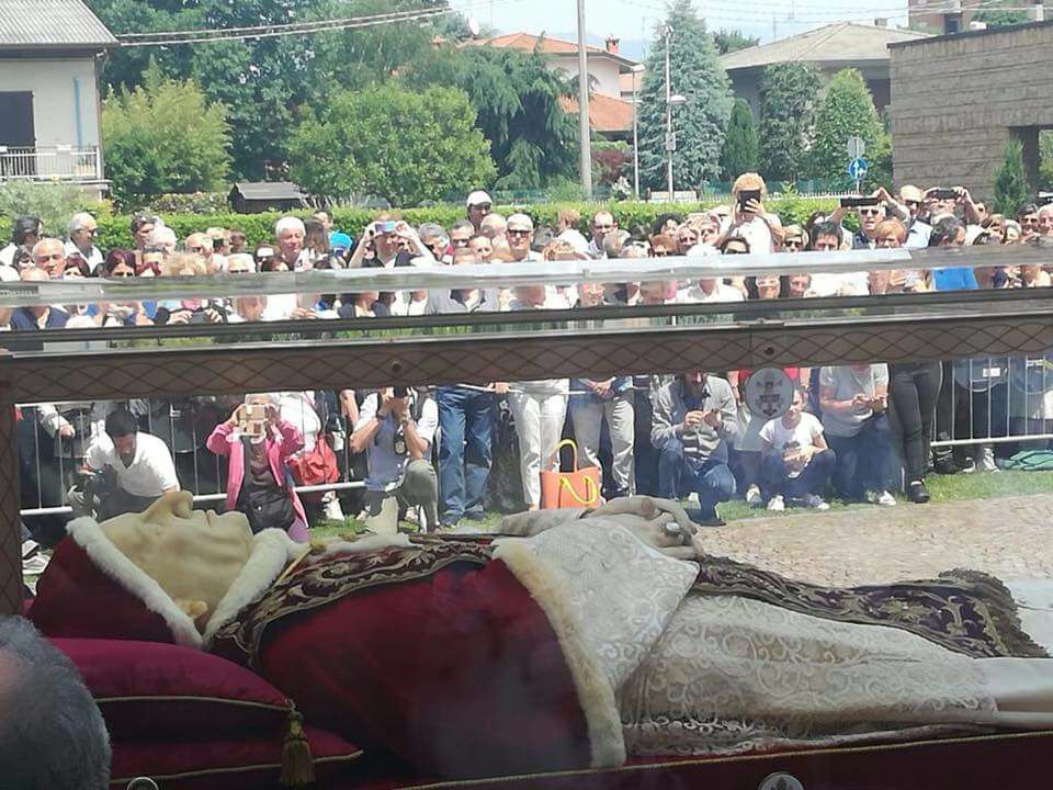 Papa Giovanni le mani della salma deformate dal caldo