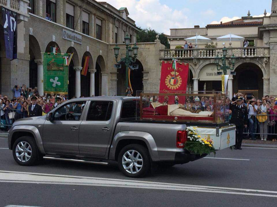 Papa Giovanni la salma è arrivata a Bergamo FOTO e VIDEO