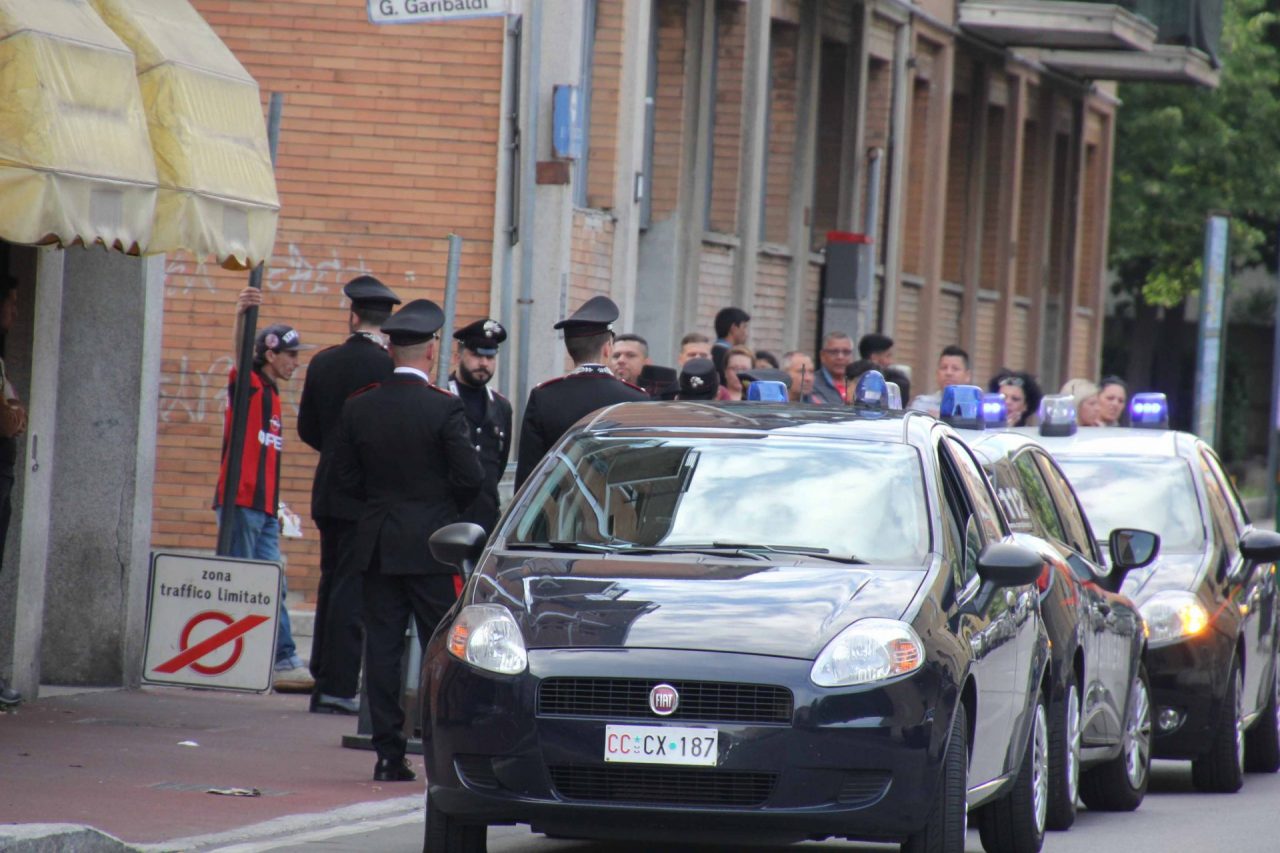 Volano gli schiaffi in piazza e arriva la “cavalleria” a sedare la rissa
