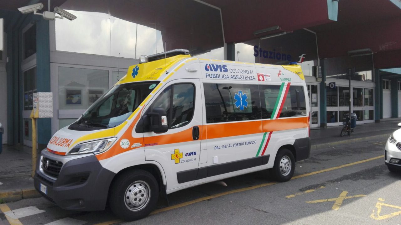 Aggressione in stazione: addetta alle pulizie presa a stampellate