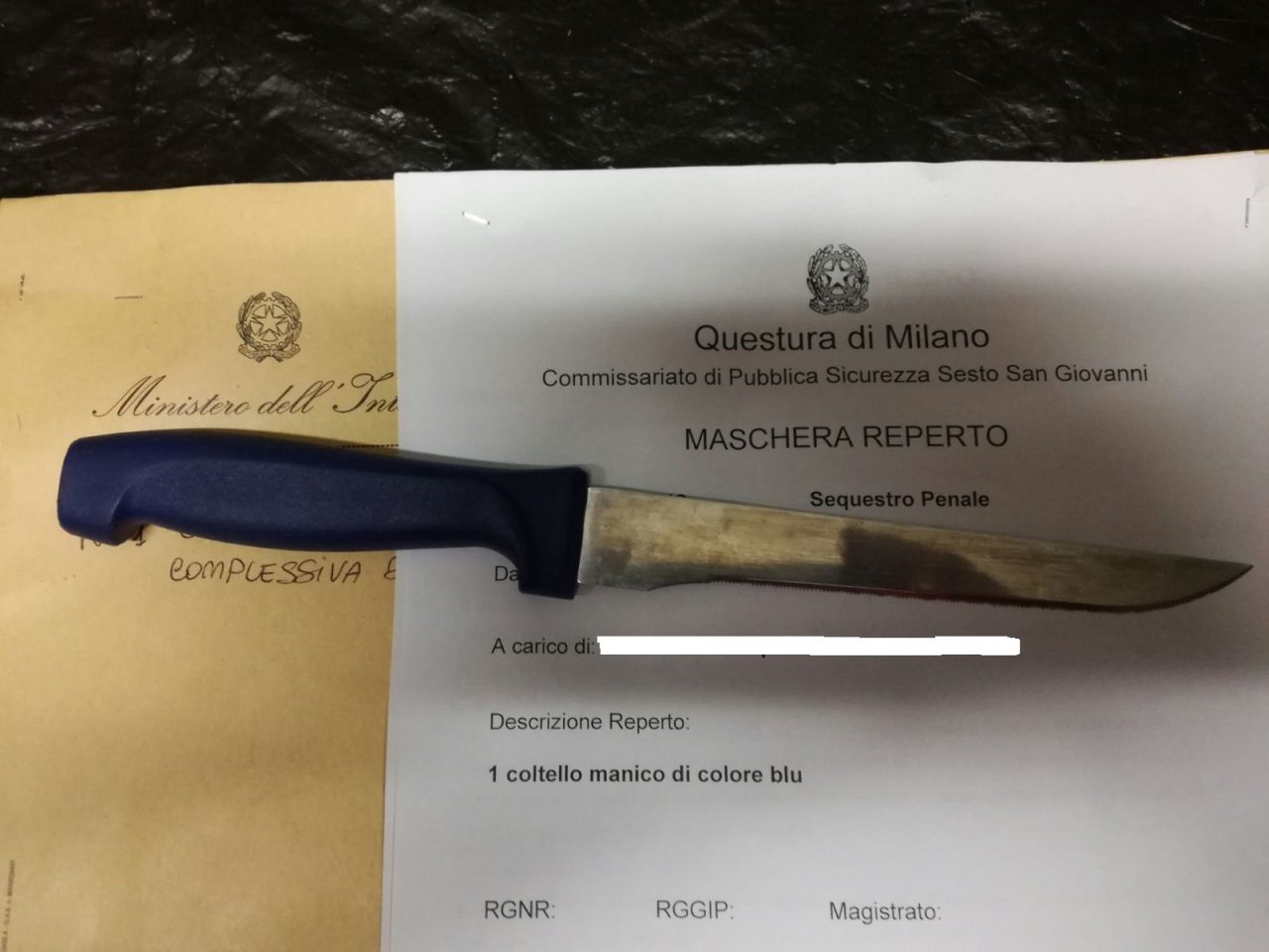 Anziano estrae un coltello: “Metti il guinzaglio al cane o lo ammazzo”