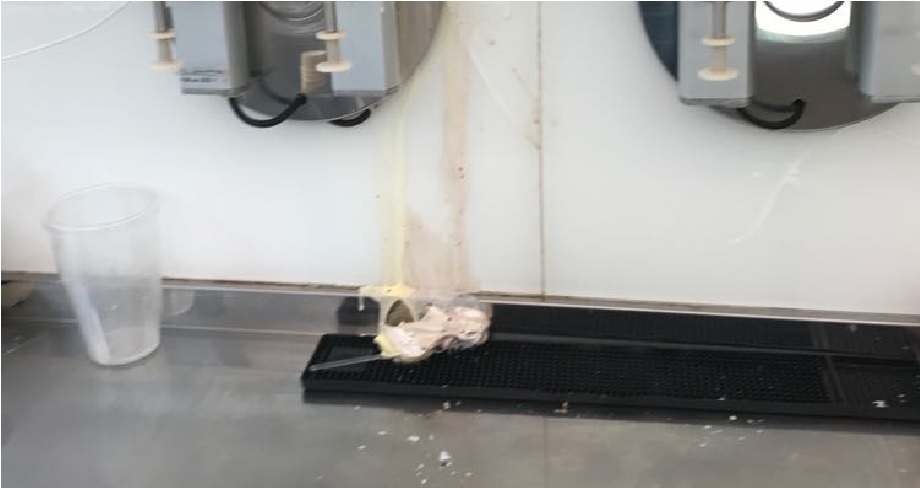 Il conto è troppo “salato”, così lancia il cono alla gelataia