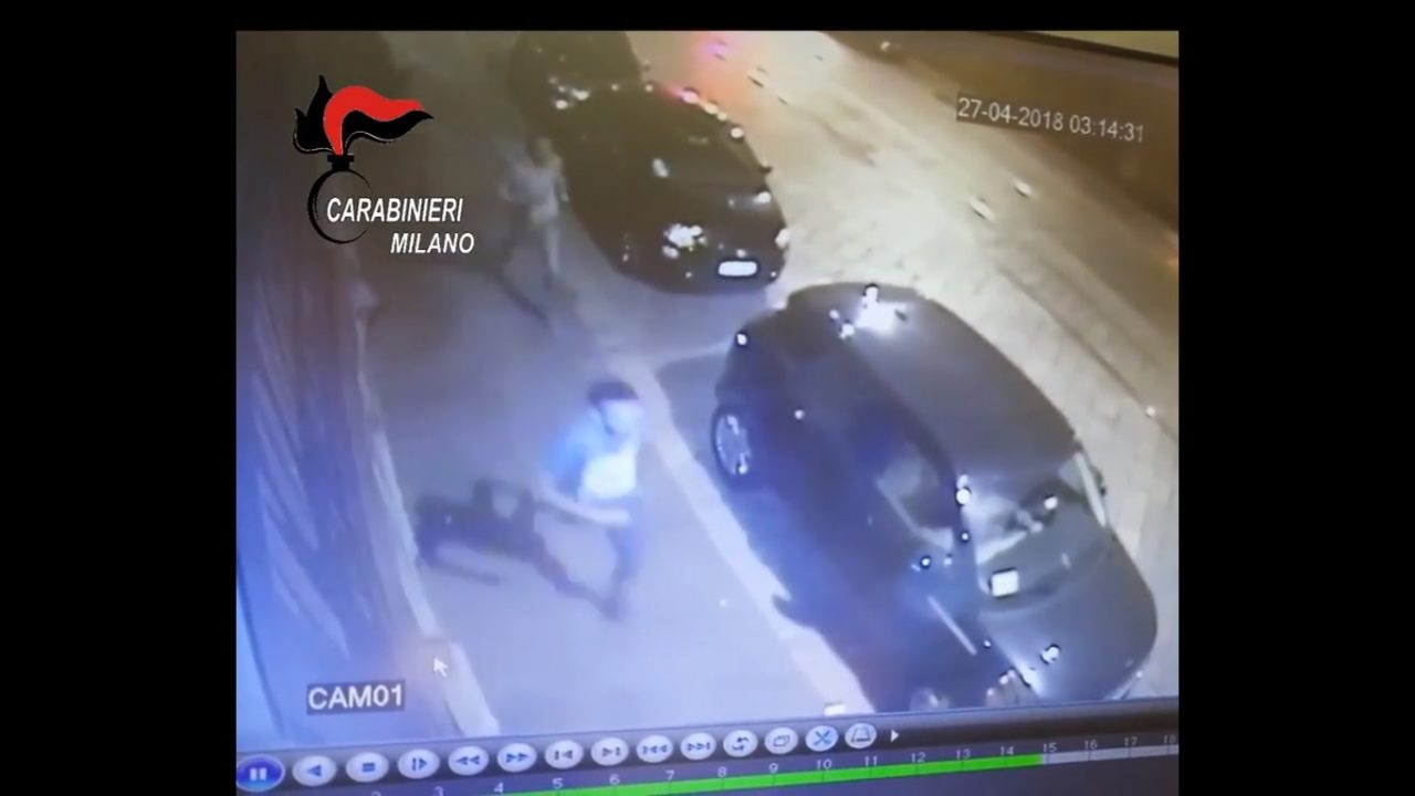 Accoltellato per un cellulare: “Volevano ammazzarmi”