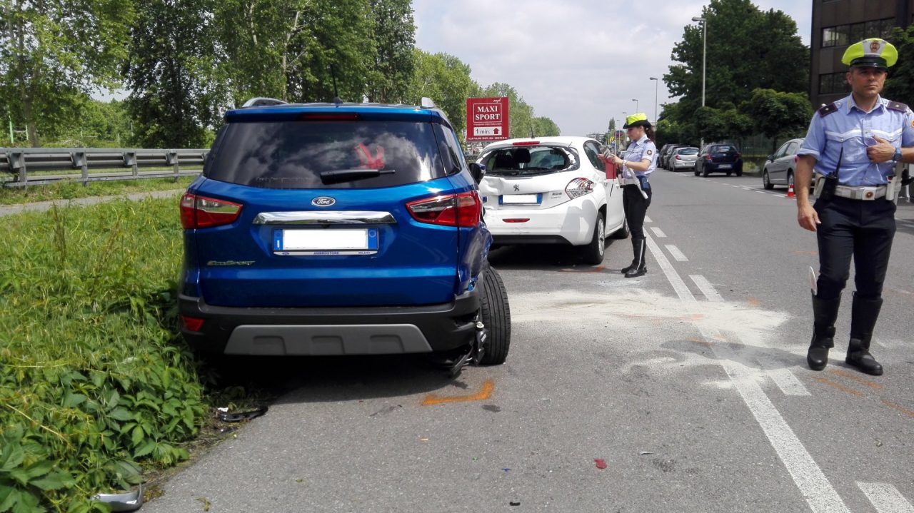 Macchina si ribalta e distrugge due auto in sosta