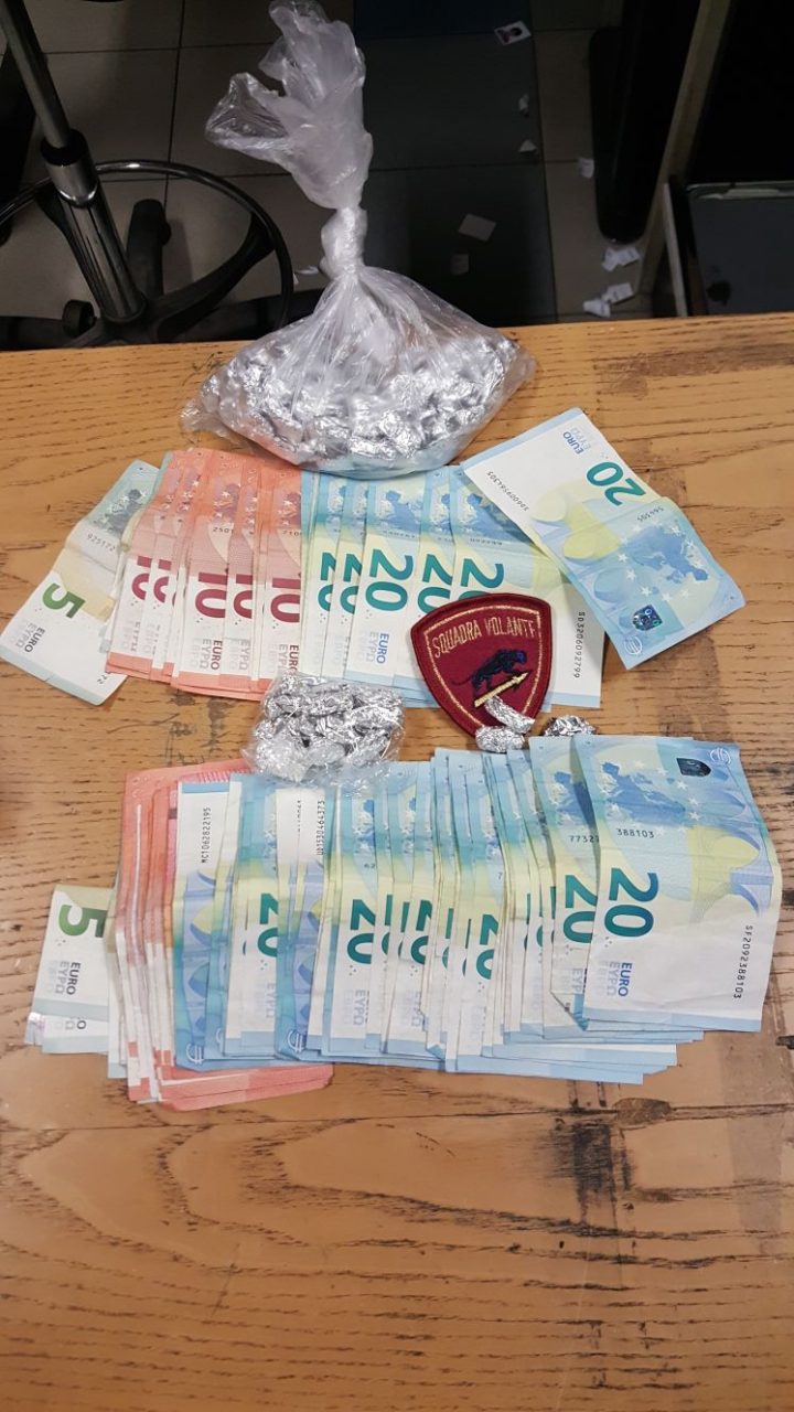 “Market della cocaina” chiuso dalla Polizia: un arresto e 130 dosi sequestrate