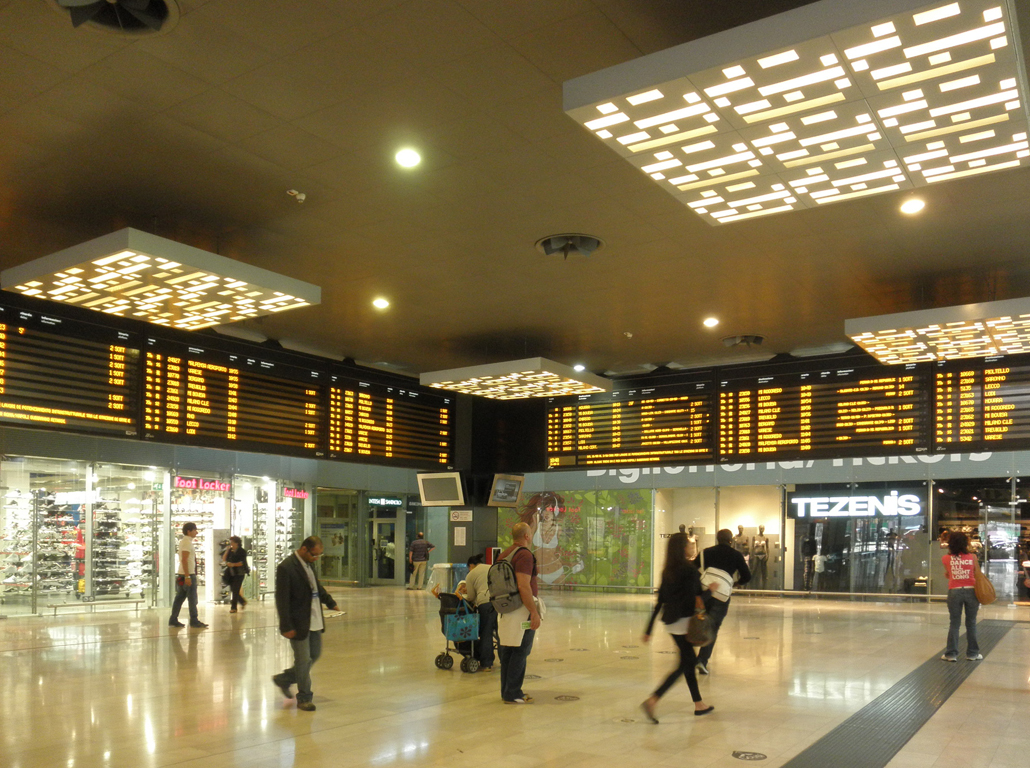Dormono in stazione con due figli di 4 e 6 anni