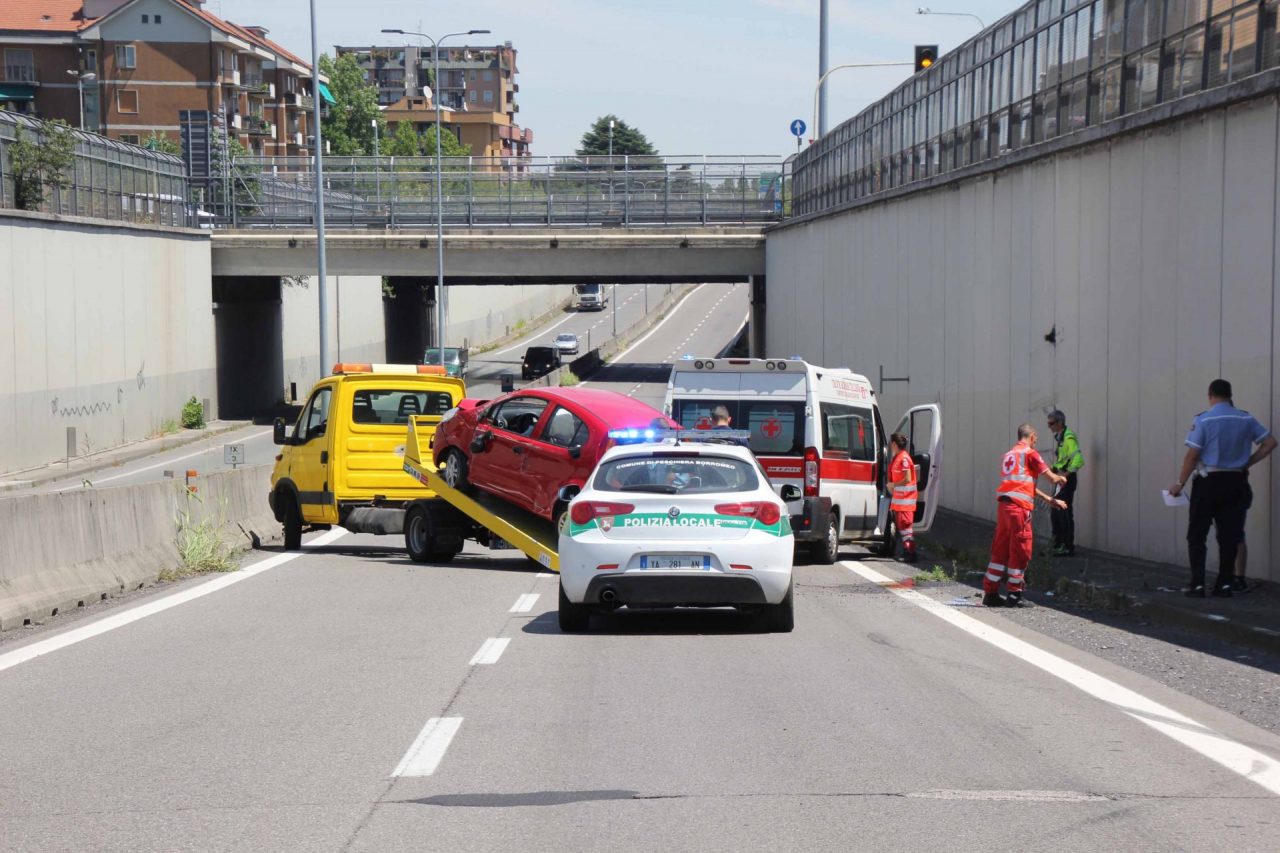 Auto si ribalta nel sottopasso disagi lungo la Paullese