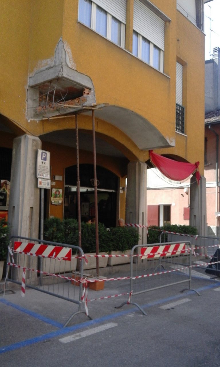 Camion dei rifiuti spacca un balcone