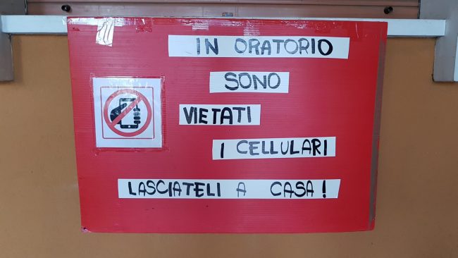 Cellulari vietati in oratorio al centro estivo dal parroco