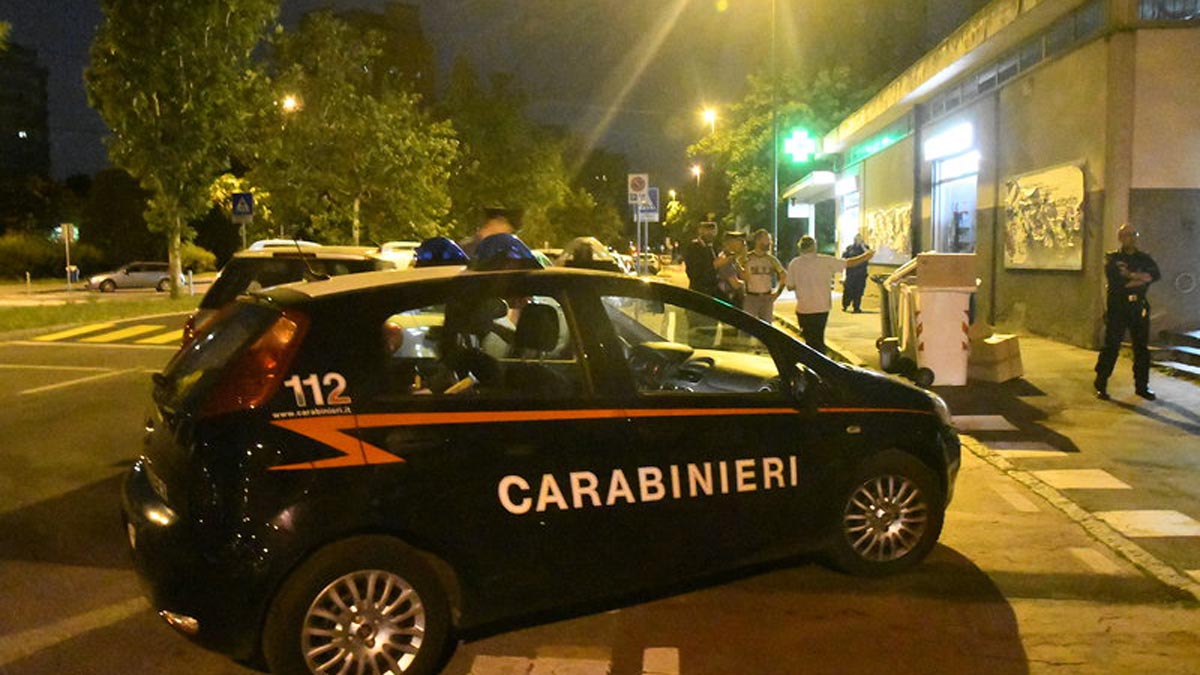 “Avete una sigaretta?”, poi la violenza e le minacce: 20enne accoltellato alle gambe