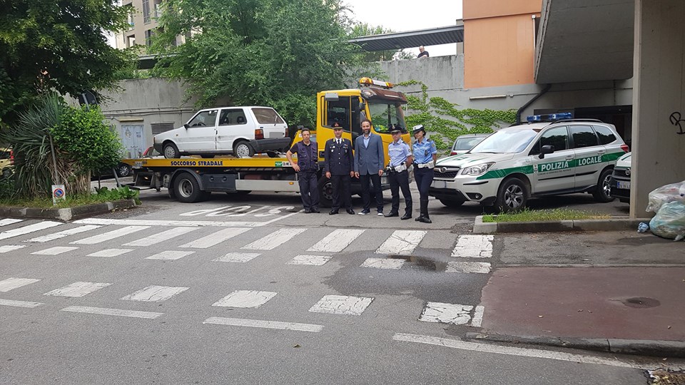 Auto abbandonate alle case Aler: rimossa la prima, era rubata