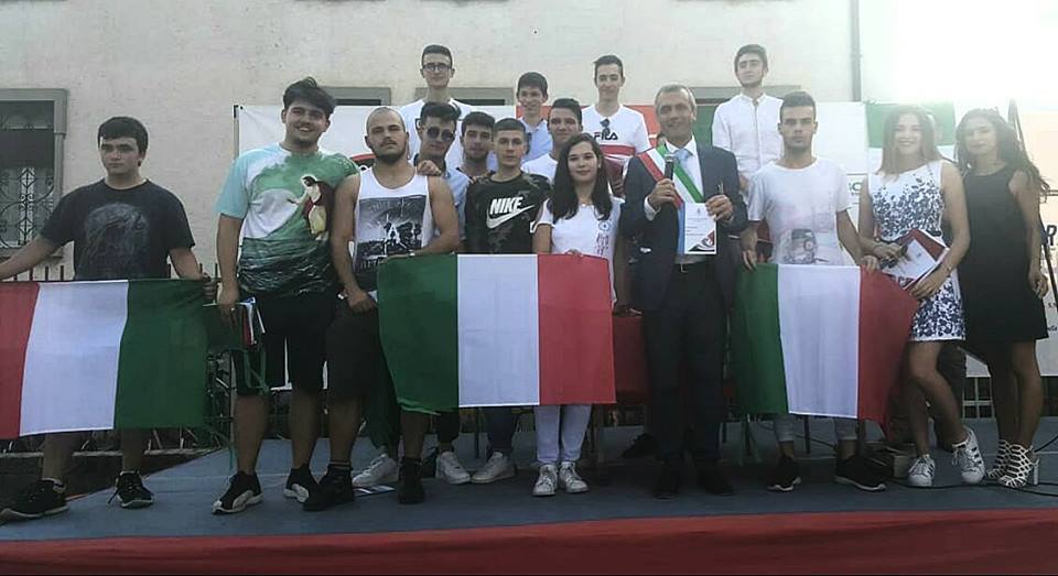 Canonica, il sindaco fa dono della Costituzione ai neomaggiorenni