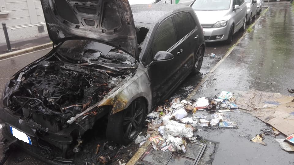 Due auto prendono fuoco in una notte: non si esclude il dolo