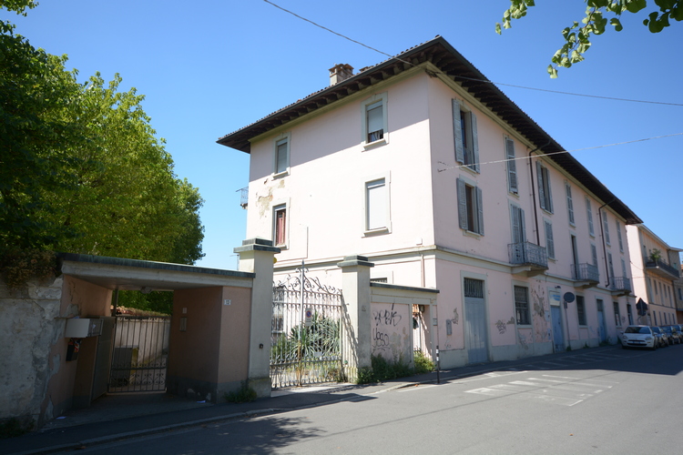 Occupa casa e vive nel degrado a Cassano
