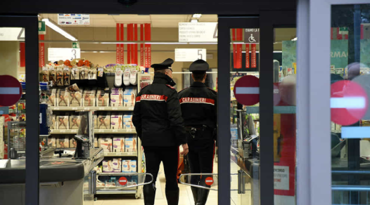 Mangia nel supermercato e poi aggredisce i carabinieri