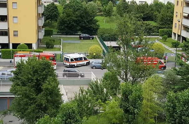 Non risponde al telefono, scattano i soccorsi. Ma la ragazza stava solo dormendo…