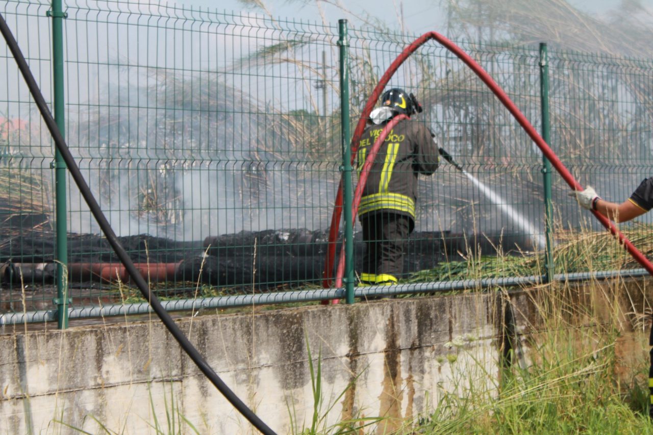 Incendio in un capannone tra Gorgonzola e Melzo (FOTO)