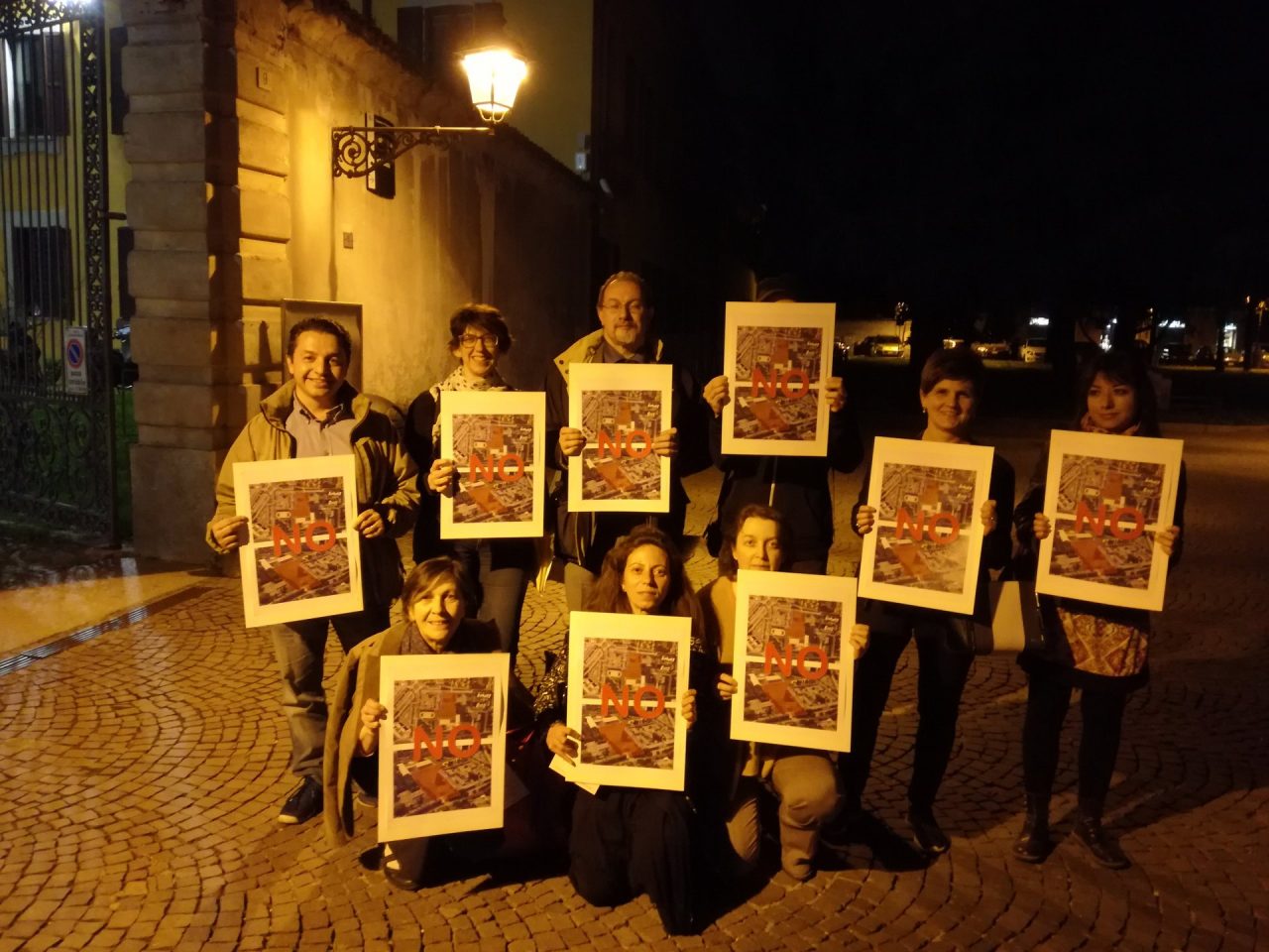Area feste vicino al cimitero e al posto del cortile della scuola si prepara lo scontro