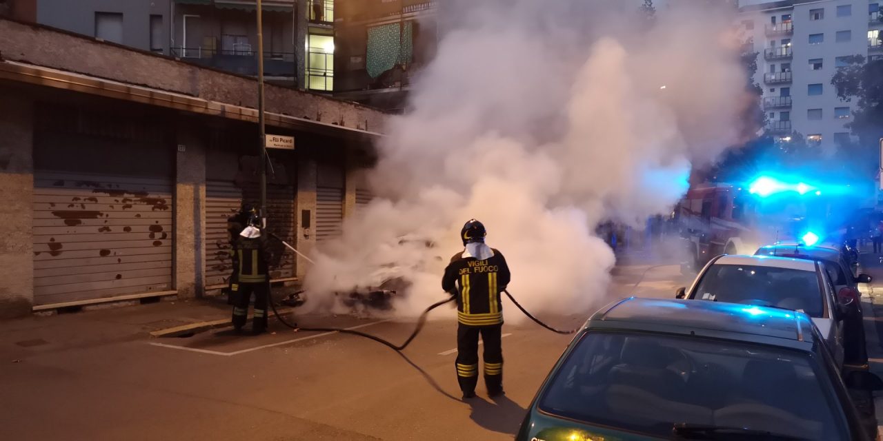 Due auto in fiamme e tanto fumo a Sesto San Giovanni