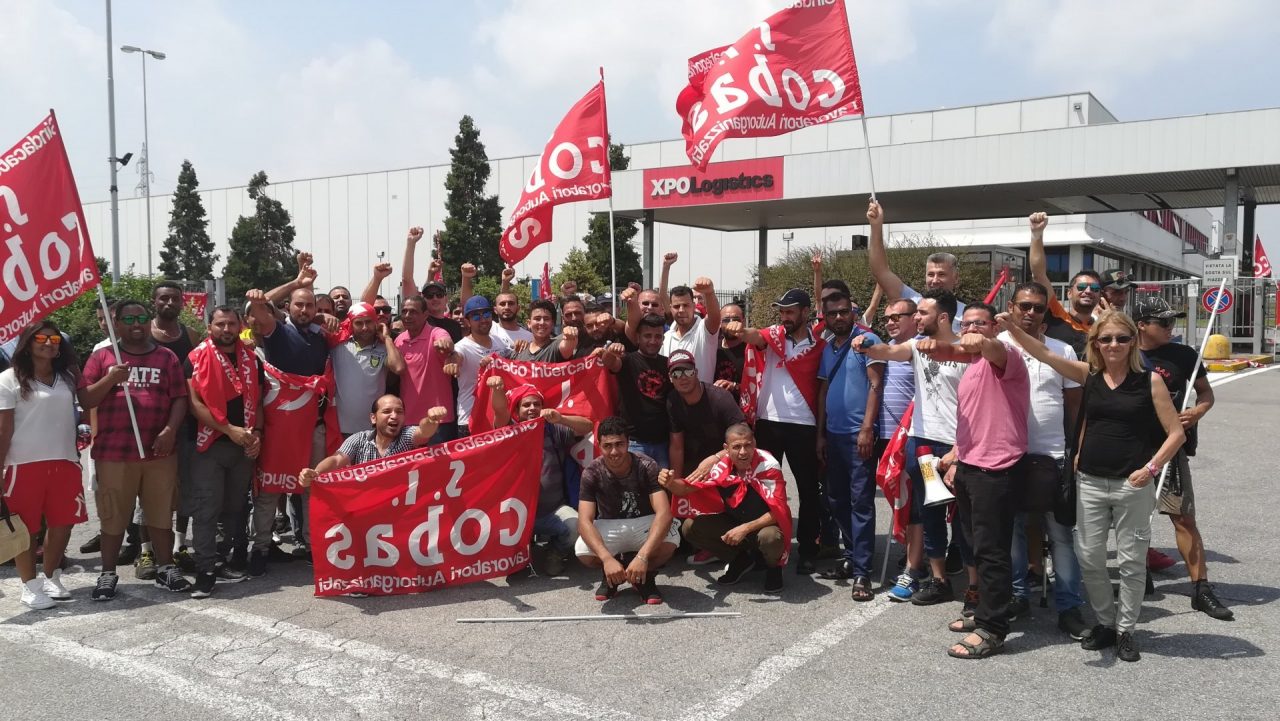 Trezzo protestano lavoratori e sindacati davanti ai cancelli della Xpo logistics