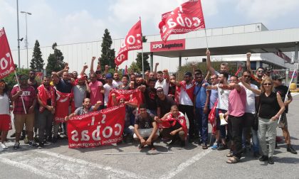 Trezzo protestano lavoratori e sindacati davanti ai cancelli della Xpo logistics