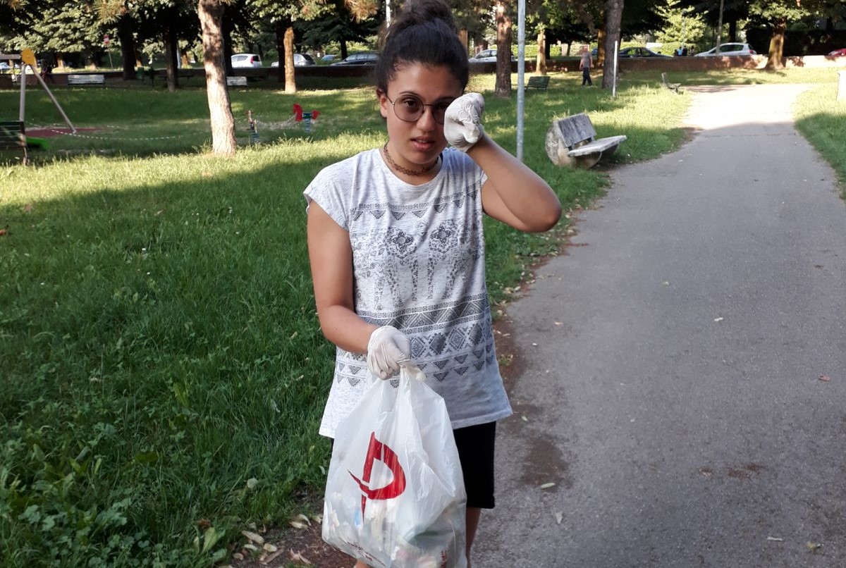Cittadina modello a 14 anni, pulisce il parco sotto casa