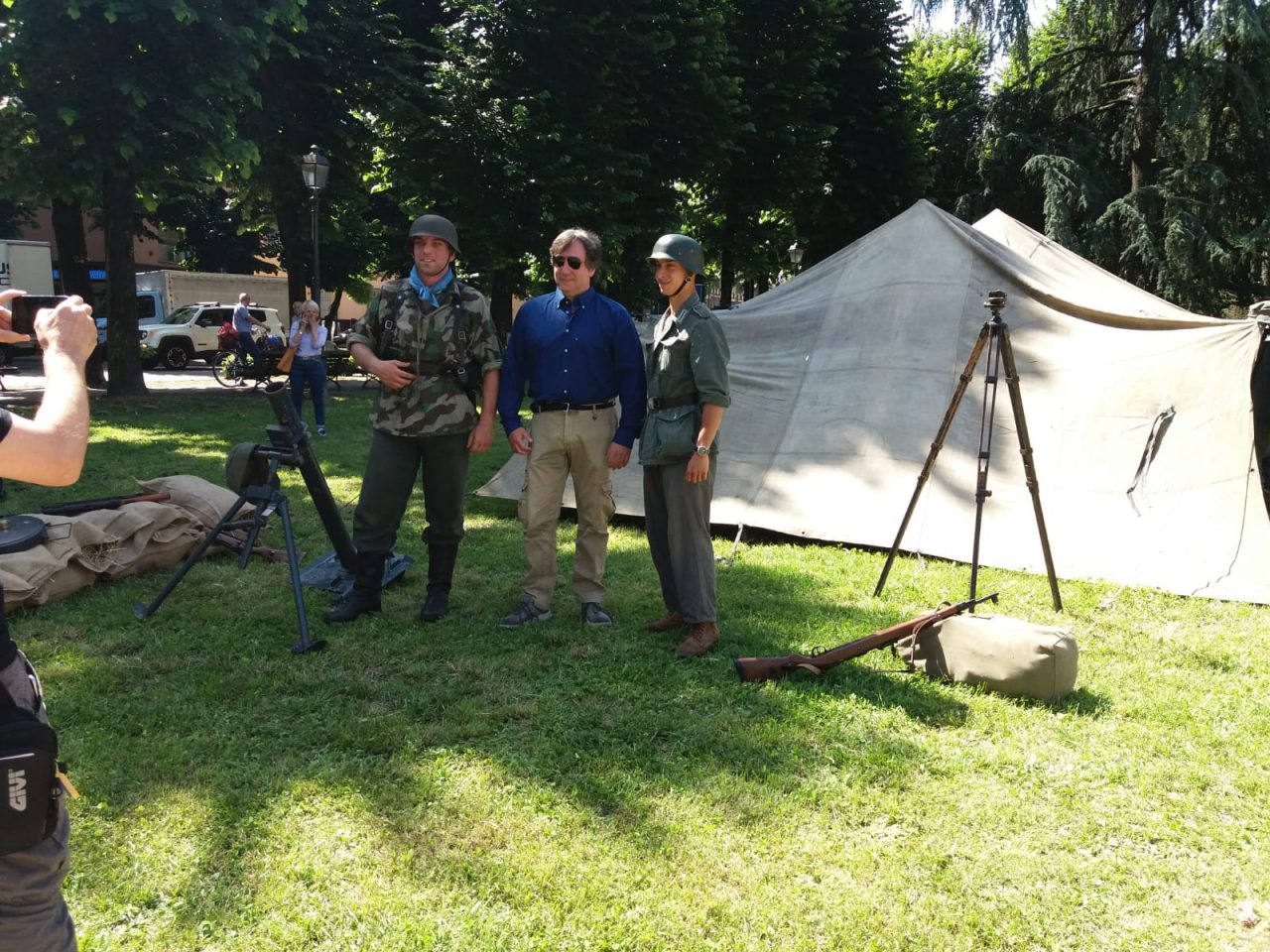 Rievocazione militare a Cologno Monzese tende e soldati davanti al Comune
