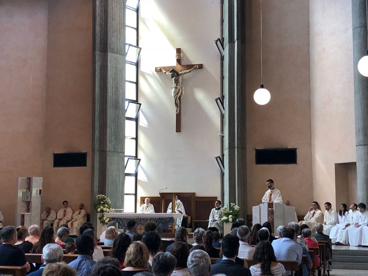 Novello sacerdote don Alberto Ravagnani prima messa a Brugherio