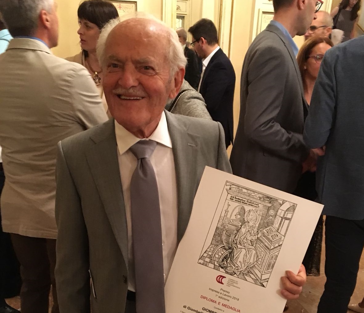 Vaprio a 91 anni è ancora in bottega con ago e filo