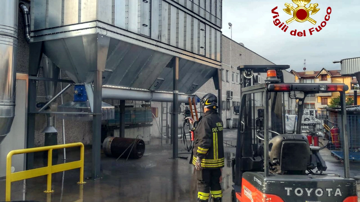 Incendio in azienda Vigili del fuoco in massa a Pozzo d’Adda
