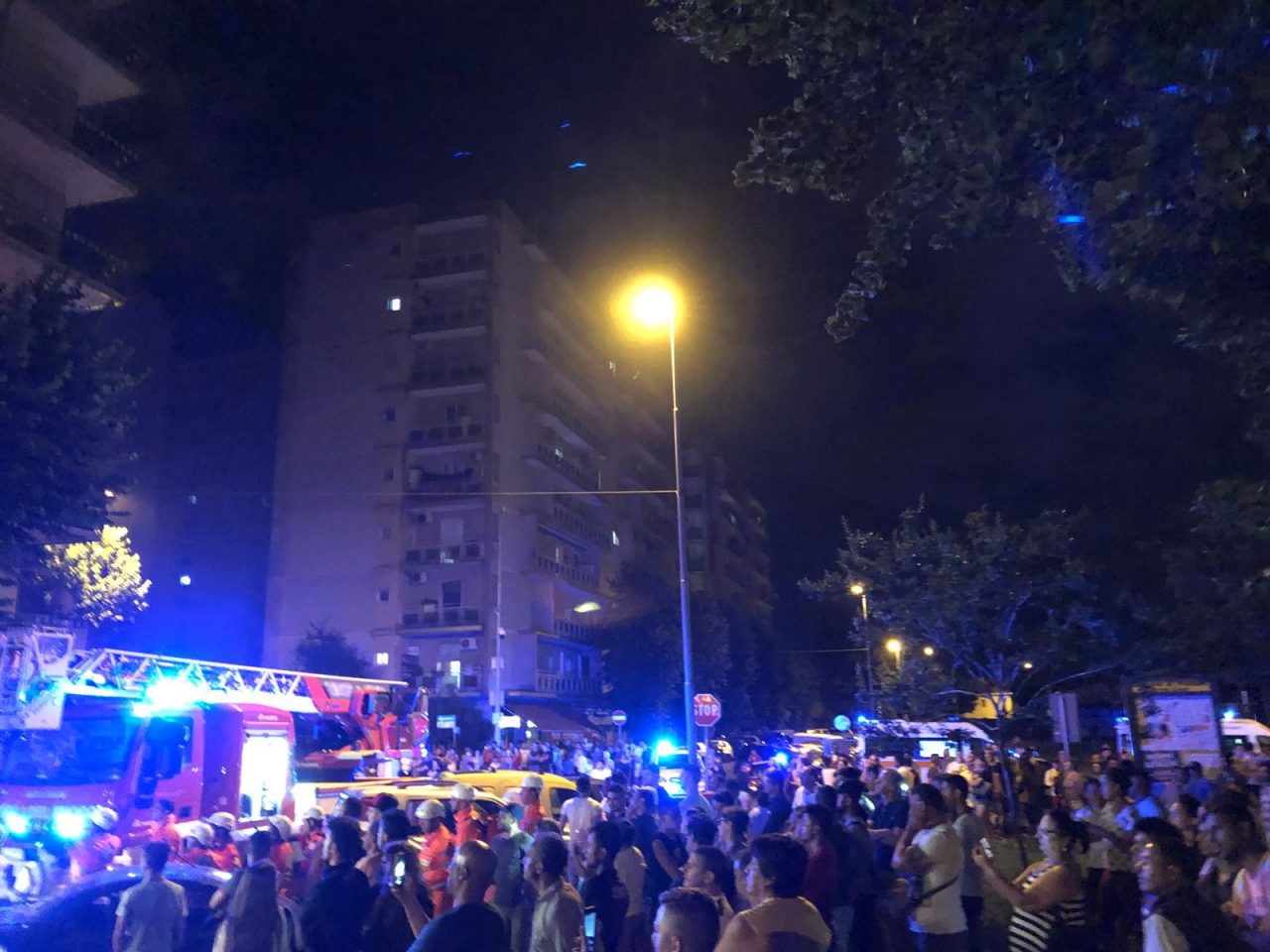 Appartamento in fiamme in via Bellini Satellite in subbuglio