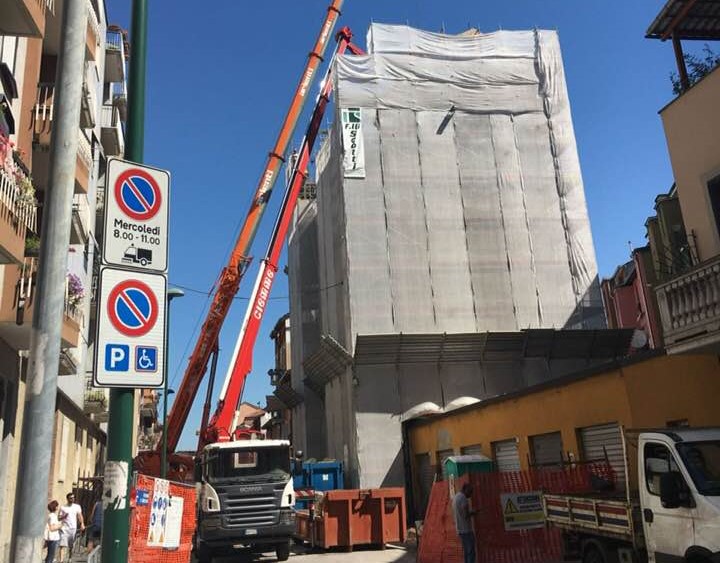 Abbattuto il piano pericolante della palazzina esplosa