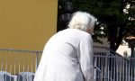Anziana con le stampelle derubata al supermercato: "Nessuno è intervenuto per aiutarla"
