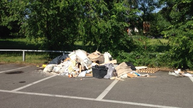 Discarica abusiva davanti al cimitero