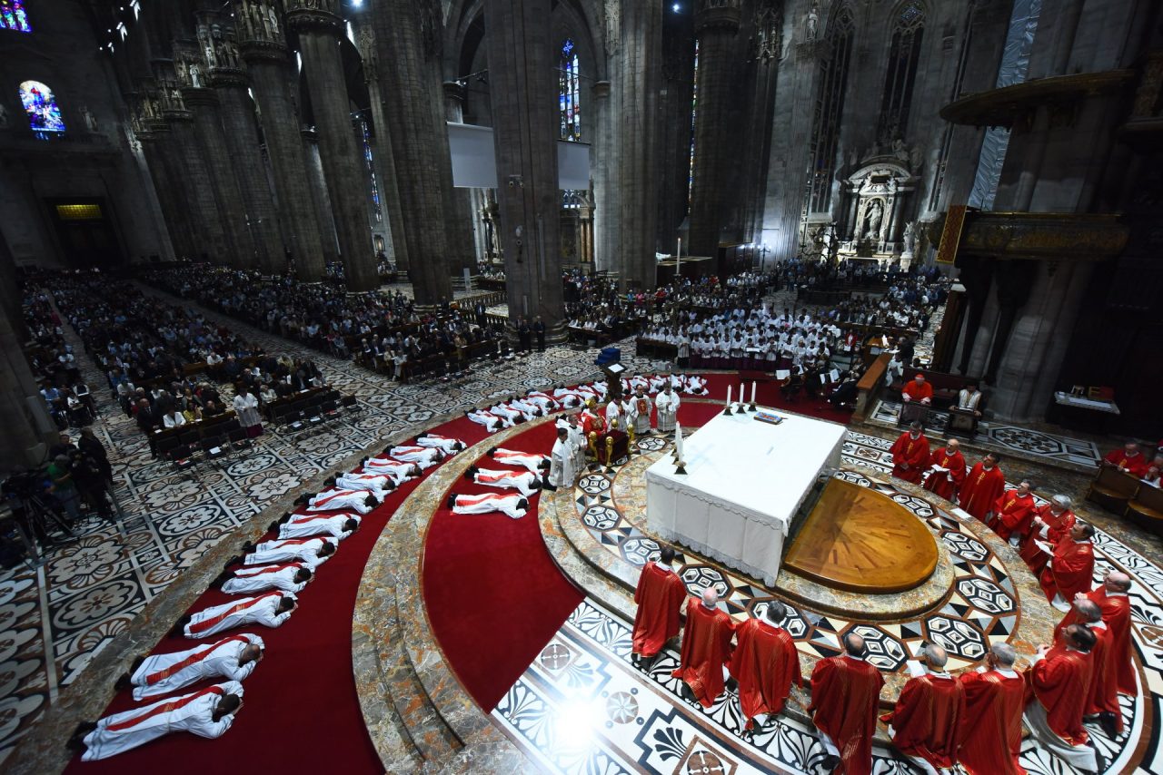 Consacrati 29 nuovi sacerdoti in Duomo a Milano Uno è di Brugherio