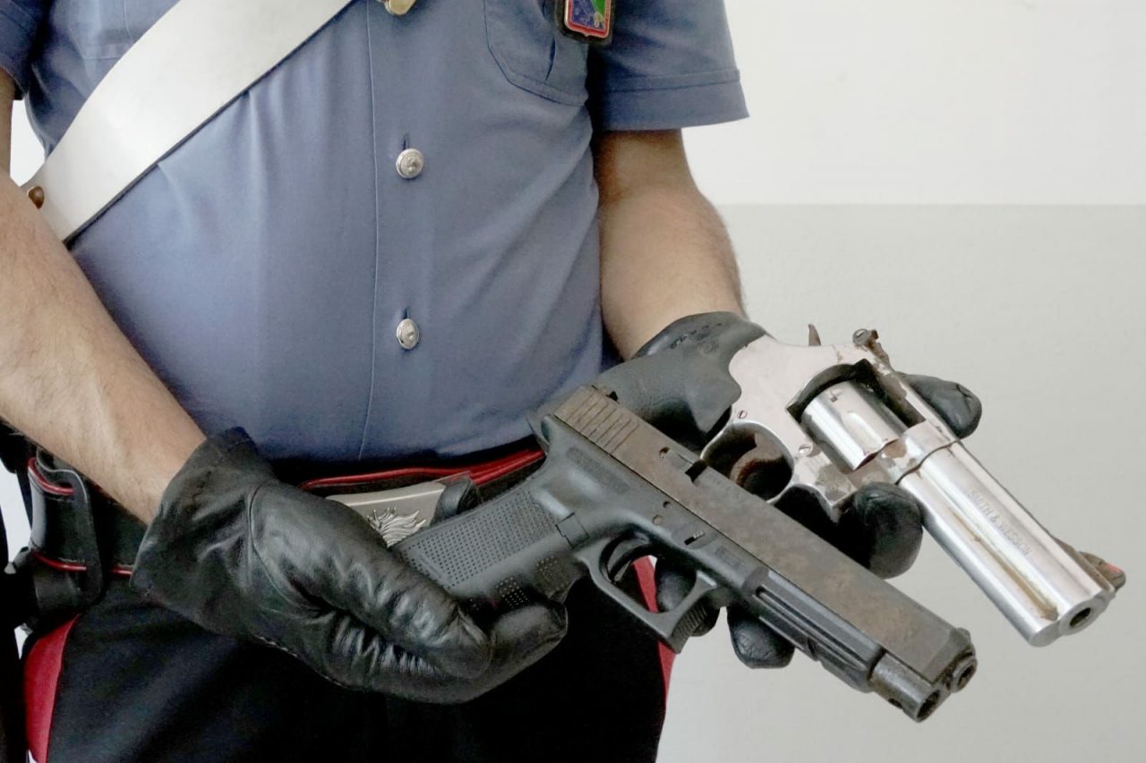 Minaccia i passanti in stazione con due pistole: disarmato e arrestato