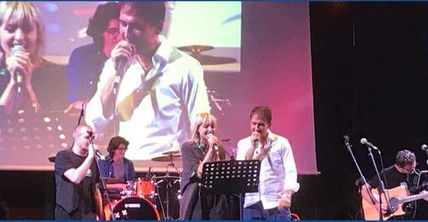 Karaoke del sindaco (con la compagna) sulle note dei Lunapop