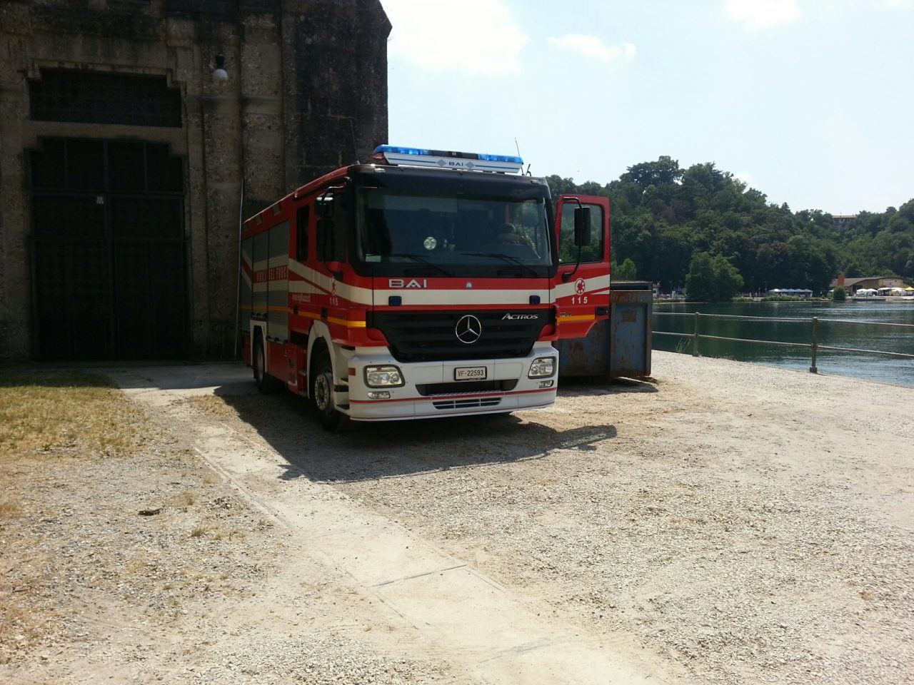 Bimbo cade nel fiume, il padre lo salva ma rischia di annegare