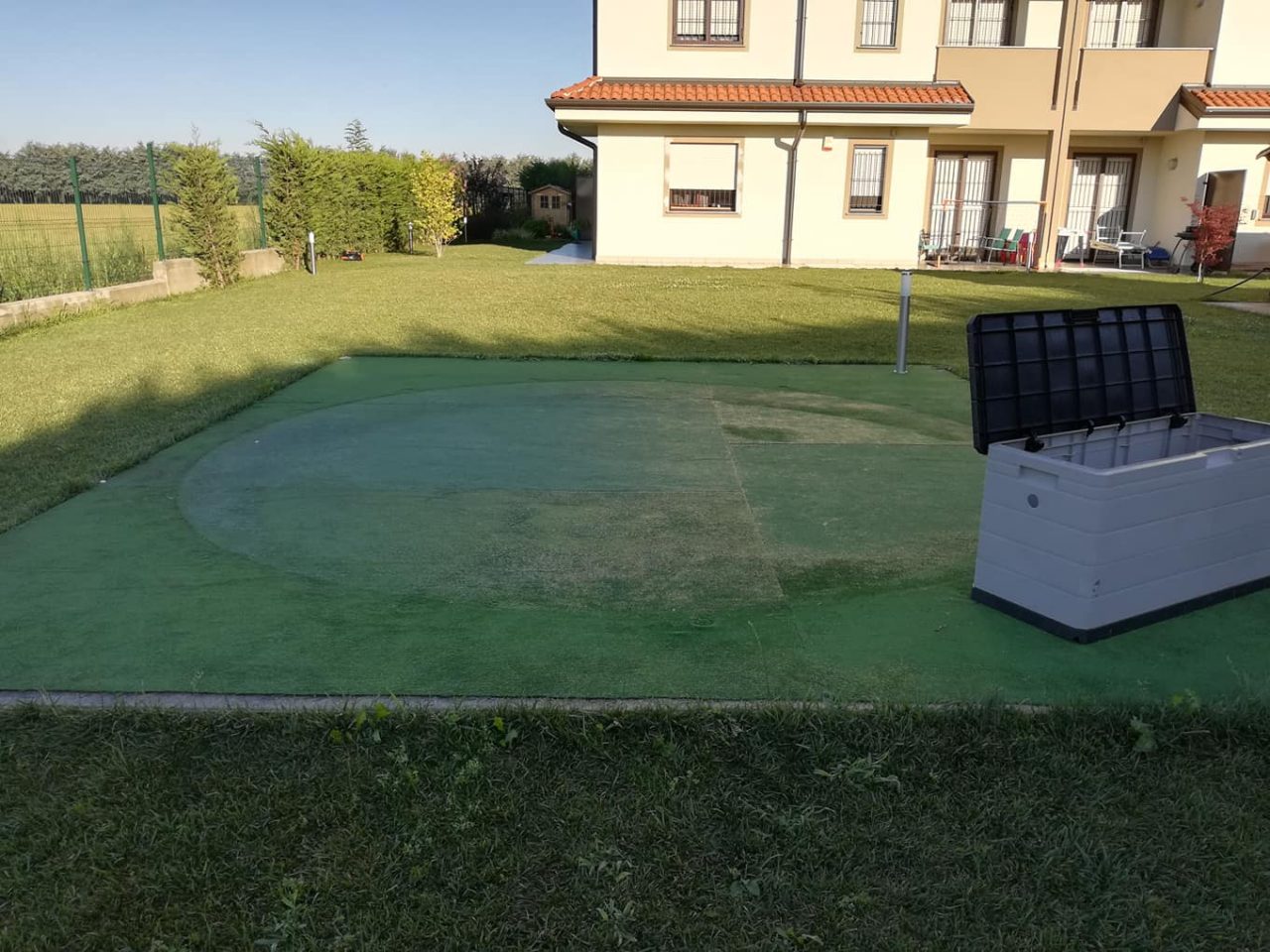 Piscina rubata dal giardino, il colpo a sorpresa dei ladri